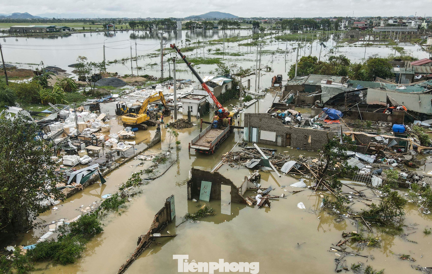 Sau khi nhà cửa bị lốc xoáy tàn phá, người dân gạt nước mắt gom đồ hư hỏng để bán sắt vụn- Ảnh 2.