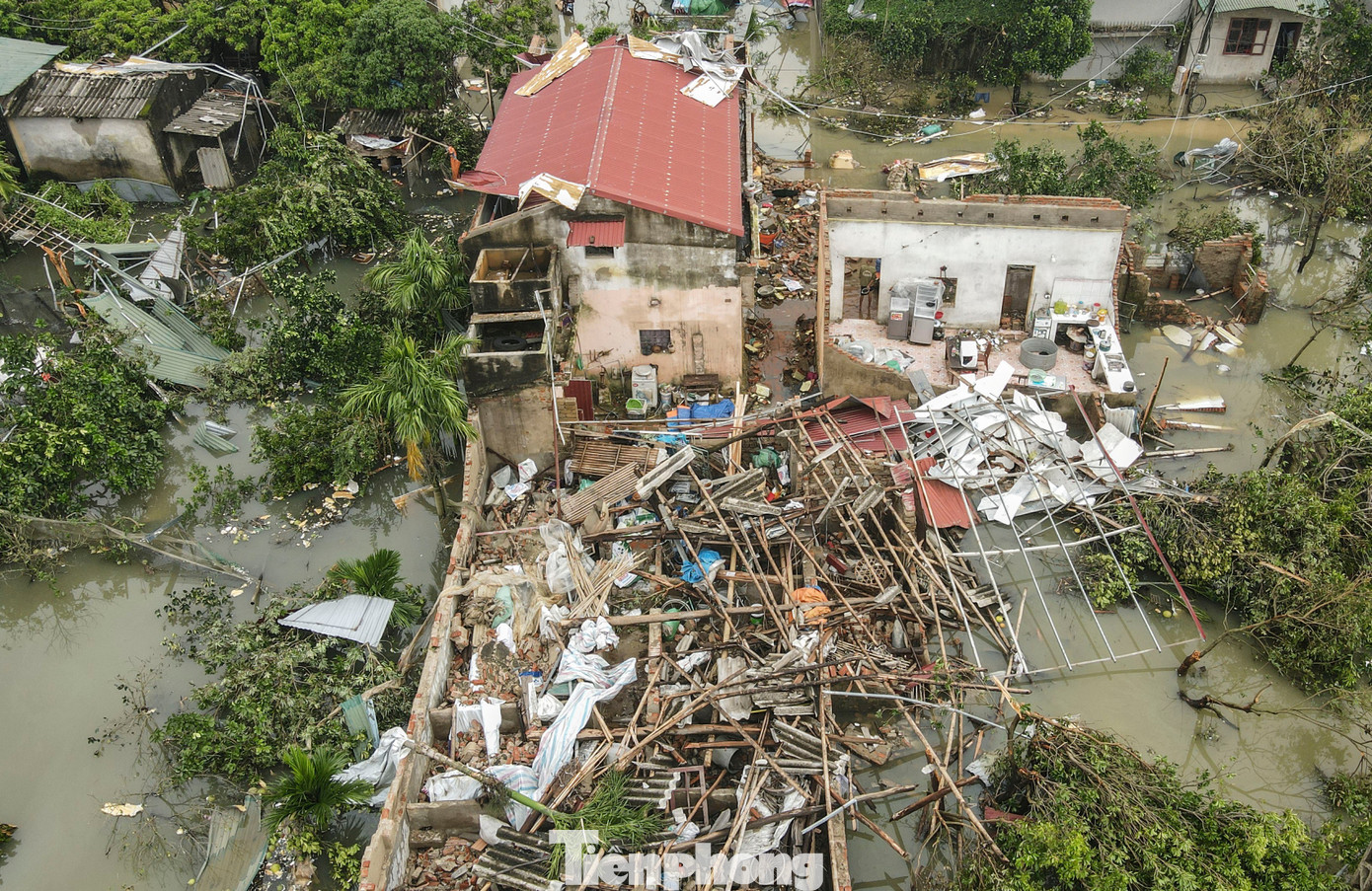 Sau khi nhà cửa bị lốc xoáy tàn phá, người dân gạt nước mắt gom đồ hư hỏng để bán sắt vụn- Ảnh 3.