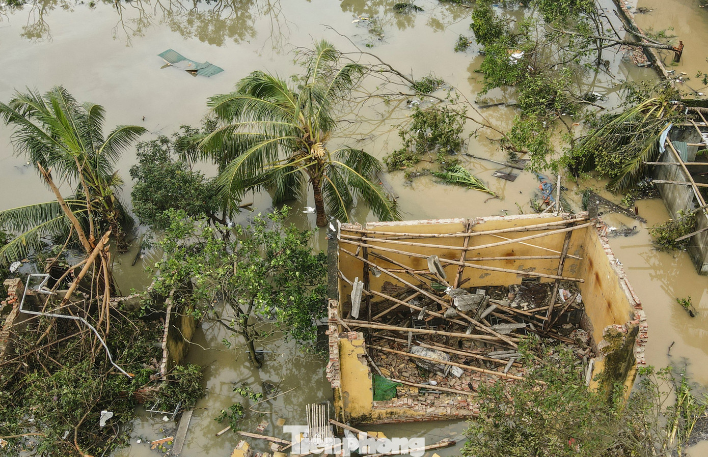 Sau khi nhà cửa bị lốc xoáy tàn phá, người dân gạt nước mắt gom đồ hư hỏng để bán sắt vụn- Ảnh 6.