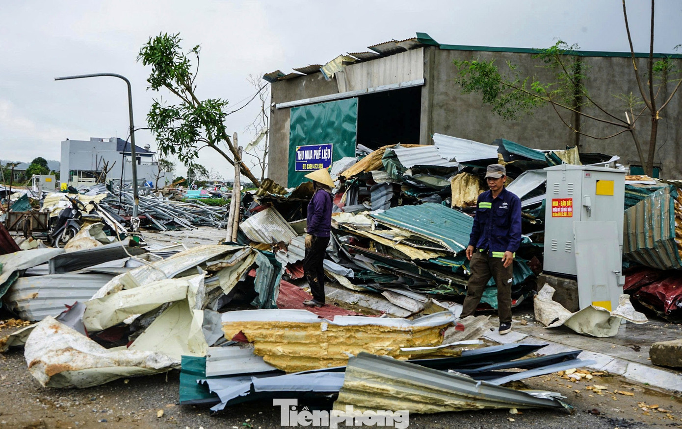 Sau khi nhà cửa bị lốc xoáy tàn phá, người dân gạt nước mắt gom đồ hư hỏng để bán sắt vụn- Ảnh 12.