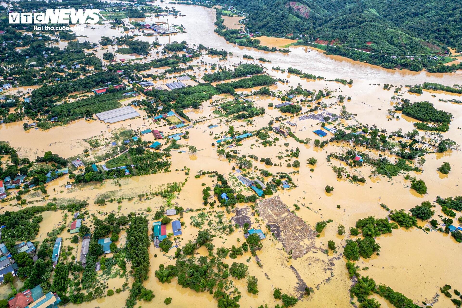Tuyên Quang mênh mông nước lũ, nghìn ngôi nhà ngập đến tận nóc- Ảnh 1.