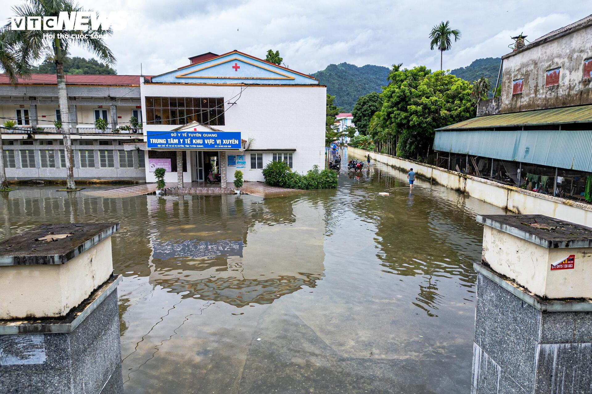 Tuyên Quang mênh mông nước lũ, nghìn ngôi nhà ngập đến tận nóc- Ảnh 8.