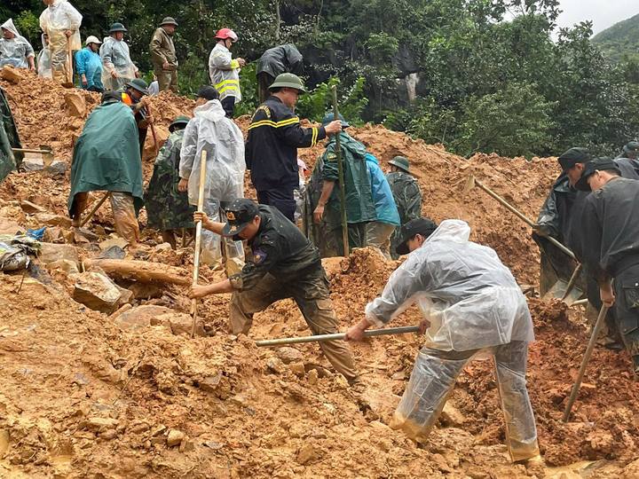 Huy động hơn 200 người và chó nghiệp vụ tìm 4 nạn nhân sạt lở ở Tuyên Quang- Ảnh 1.