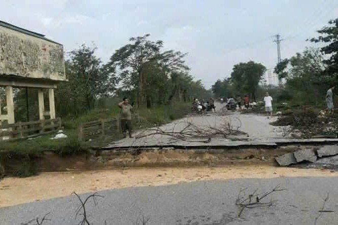 Vỡ bờ sông Vinh, nước ào ạt tràn vào khu đô thị- Ảnh 1.