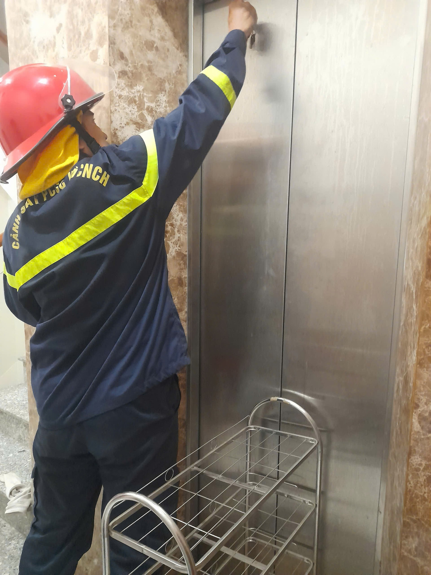 Giải cứu cụ ông mắc kẹt trong thang máy- Ảnh 2.