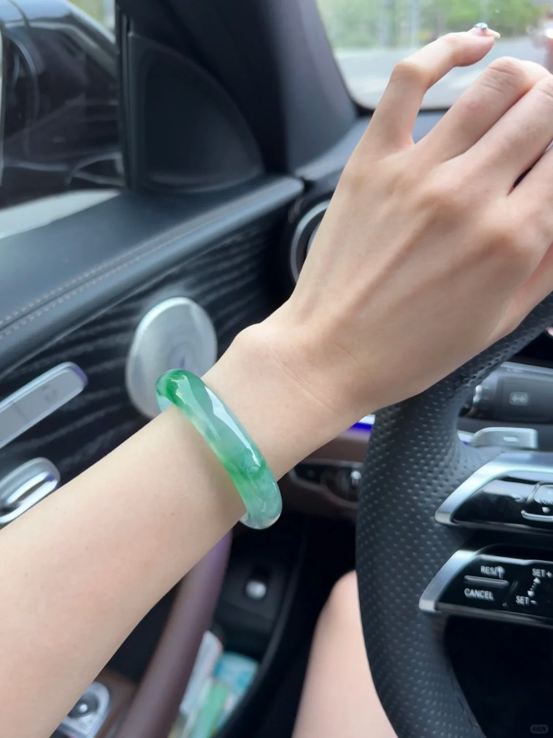 Vì sao hội phú bà Trung Quốc không vòng phỉ thúy ở tay phải?- Ảnh 5.