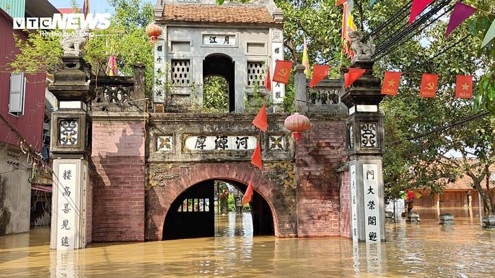 Làng cổ Thổ Hà chìm trong biển nước, hơn 8.000 người dân bị cô lập- Ảnh 1.