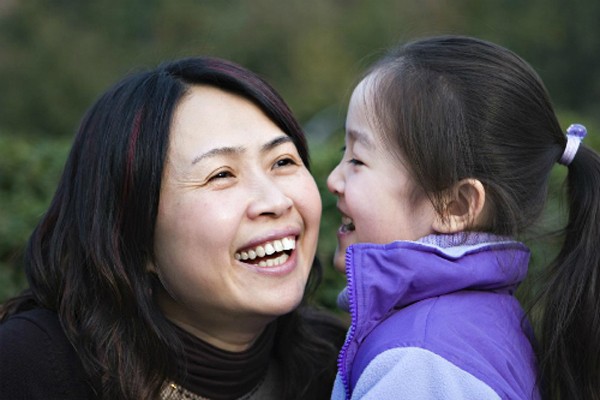 Con gái ngã rách đầu gối, bà hàng xóm đi qua nói 1 câu mà tôi điếng người: Bao năm nay, mình nuôi dạy con sai lầm rồi!- Ảnh 1.