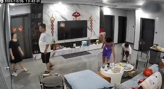 Tình tiết mới vụ cha dượng bạo hành con gái riêng của vợ: Hàng xóm tố cáo điều kinh khủng- Ảnh 2.