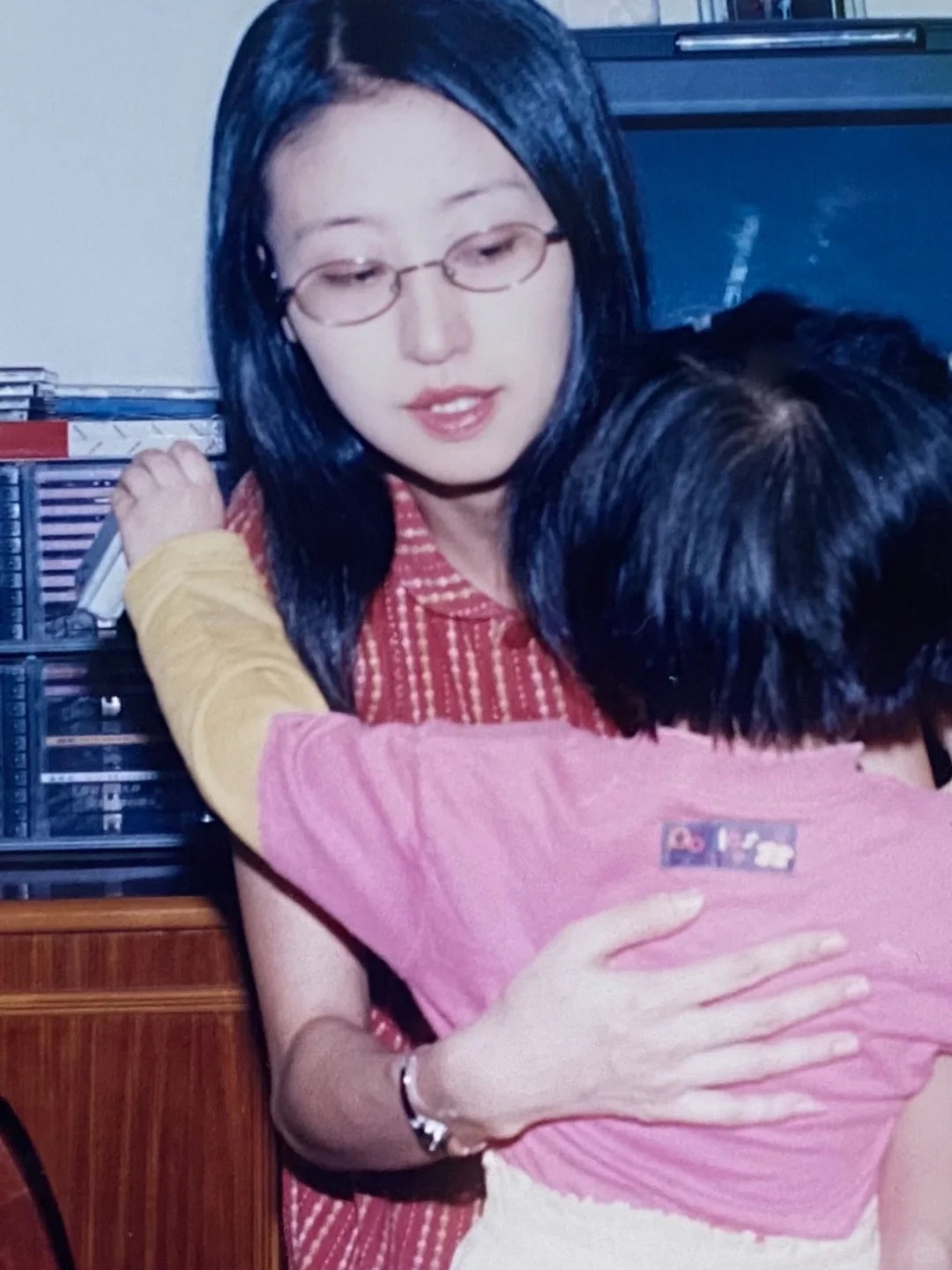 "Giảm sức mạnh của con tướng này giúp tôi": Dân mạng tuyên bố khi xem ảnh 2 mẹ con cách nhau vài chục năm- Ảnh 3.