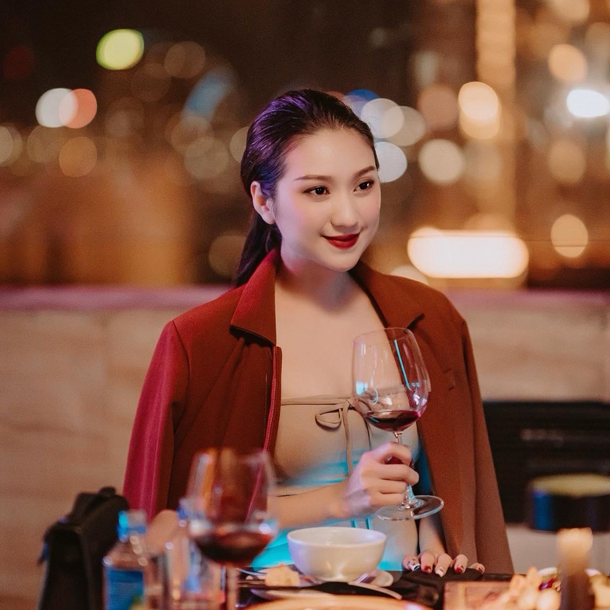 Nhan sắc nữ ca sĩ hủy hôn trước ngày cưới 1 tuần, được nhiều đại gia ngàn tỷ vây quanh- Ảnh 1.
