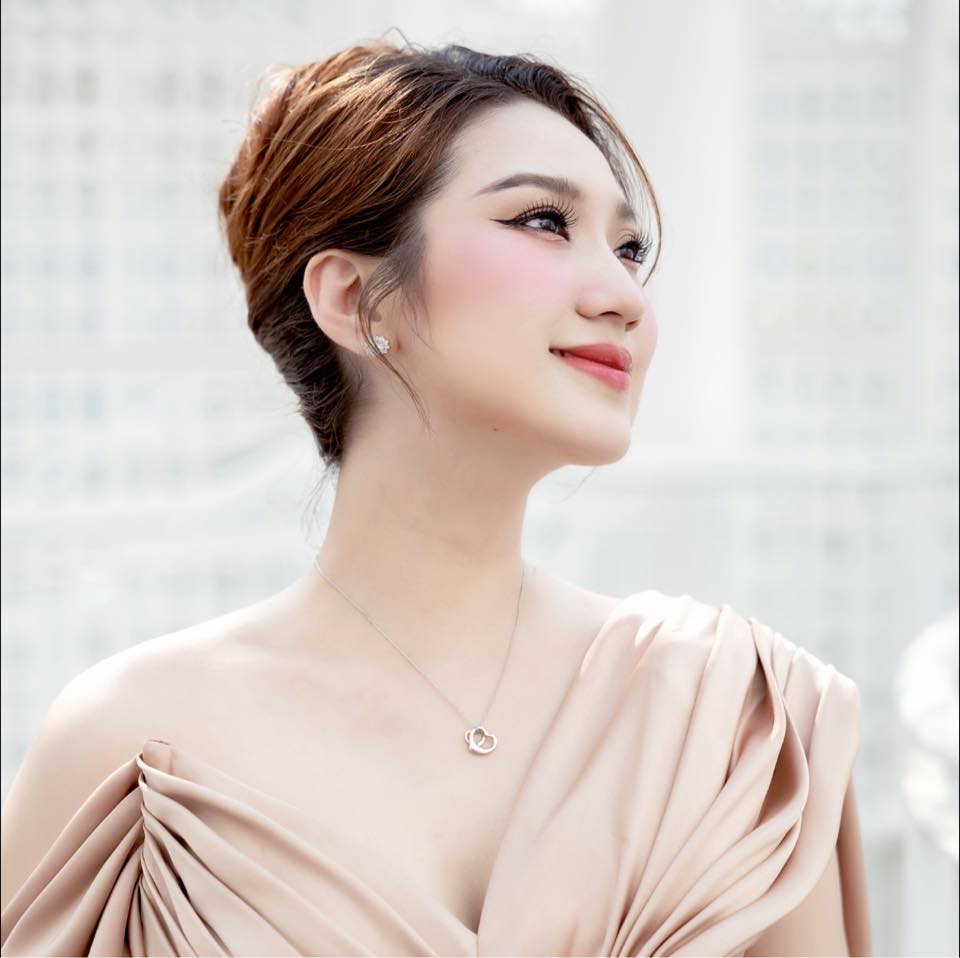 Nhan sắc nữ ca sĩ hủy hôn trước ngày cưới 1 tuần, được nhiều đại gia ngàn tỷ vây quanh- Ảnh 6.