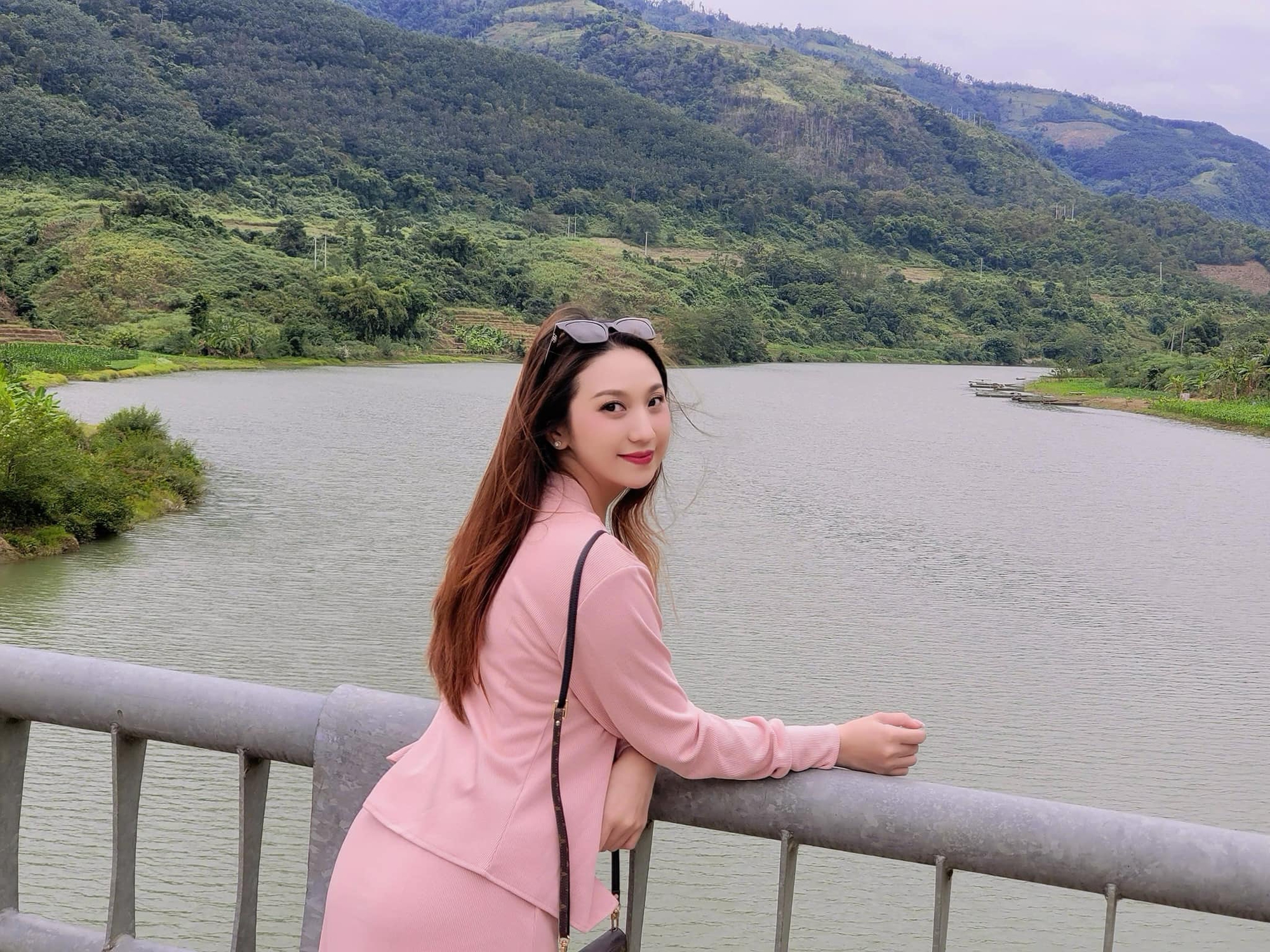 Nhan sắc nữ ca sĩ hủy hôn trước ngày cưới 1 tuần, được nhiều đại gia ngàn tỷ vây quanh- Ảnh 13.