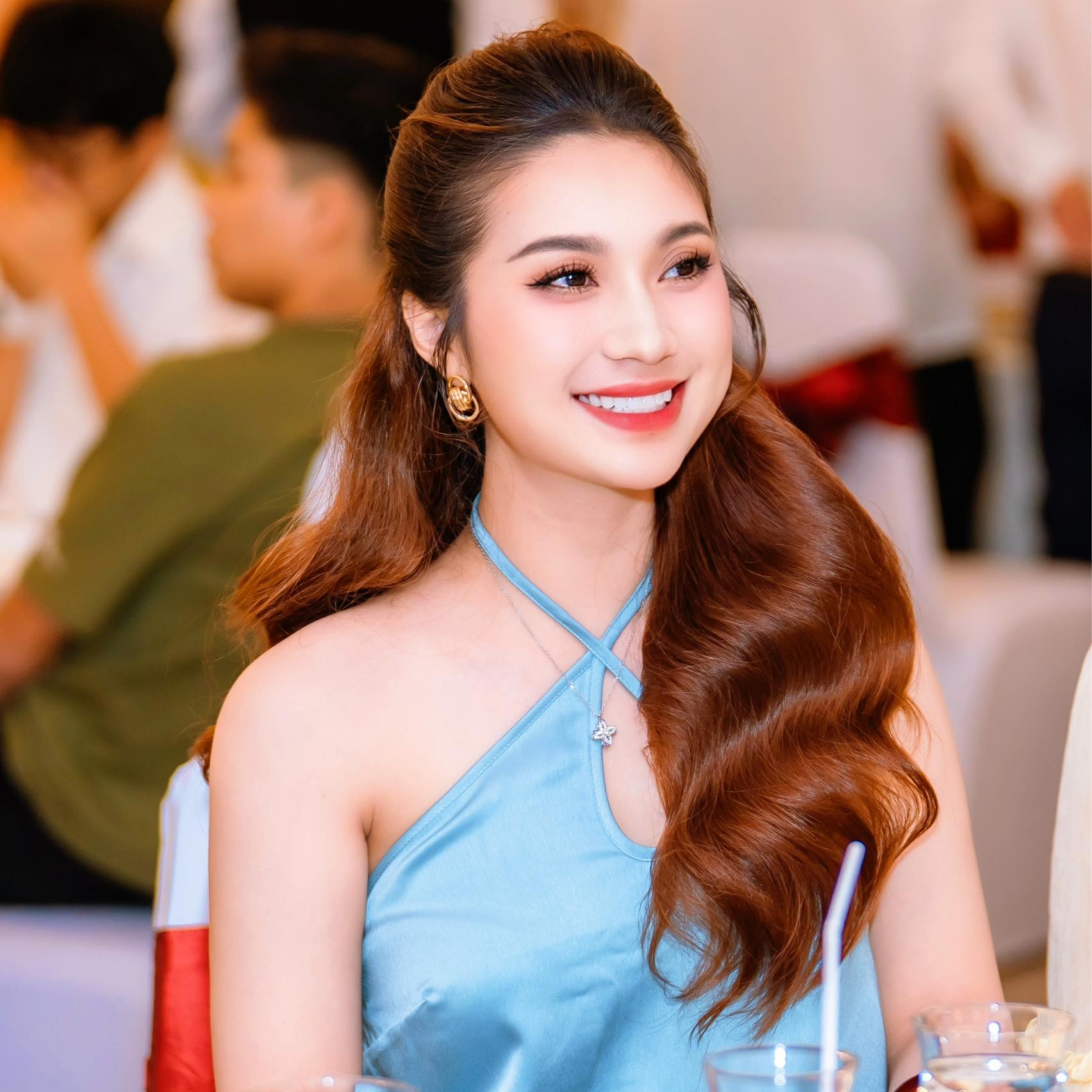 Nhan sắc nữ ca sĩ hủy hôn trước ngày cưới 1 tuần, được nhiều đại gia ngàn tỷ vây quanh- Ảnh 10.