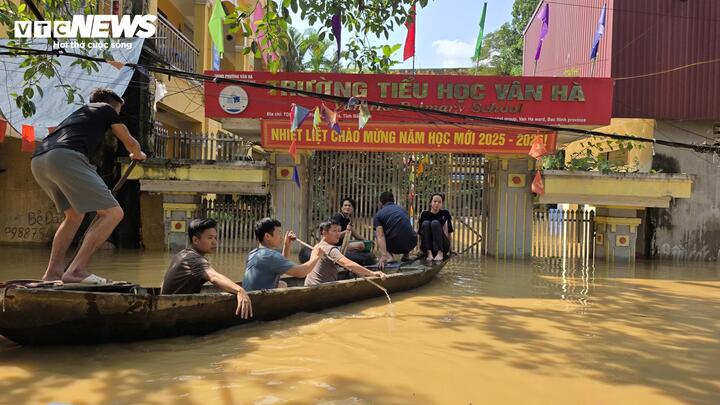 Làng cổ Thổ Hà chìm trong biển nước, hơn 8.000 người dân bị cô lập- Ảnh 5.
