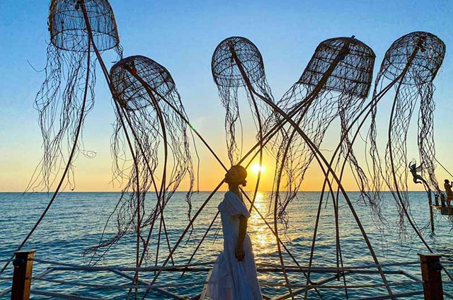 1 nơi ở Việt Nam được tạp chí Mỹ đánh giá đẹp hơn cả Maldives và Bali: Tổng thu du lịch hơn 30.000 tỷ đồng, biển xanh như ngọc khiến khách Tây mê tít- Ảnh 4.