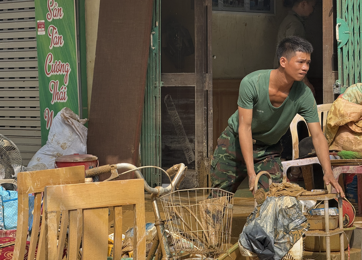 Chiến sĩ quân đội xót xa khi cùng dân dọn dẹp sau lũ: “Em buồn lắm, nhìn thảm thương quá…”- Ảnh 1.