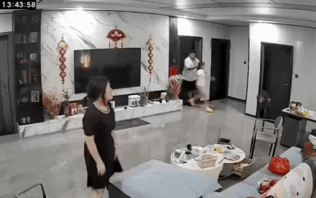 Clip chồng đánh con gái riêng của vợ tàn bạo, trích xuất camera phòng khách gây phẫn nộ