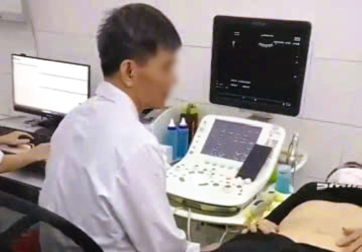 Bác sĩ bị phản ánh "vừa siêu âm cho bệnh nhân vừa xem bóng đá trên điện thoại"- Ảnh 1.