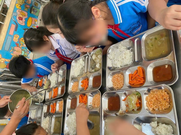 Suất cơm bán trú "lèo tèo" gây xôn xao: Lãnh đạo trường tiểu học ở Huế lên tiếng- Ảnh 2.