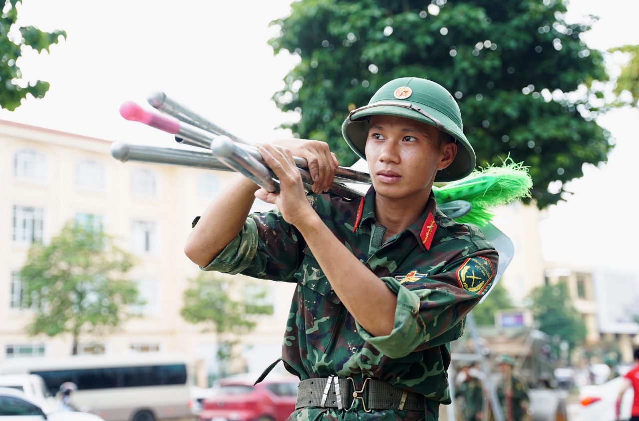 Chiến sĩ quân đội xót xa khi cùng dân dọn dẹp sau lũ: “Em buồn lắm, nhìn thảm thương quá…”- Ảnh 16.