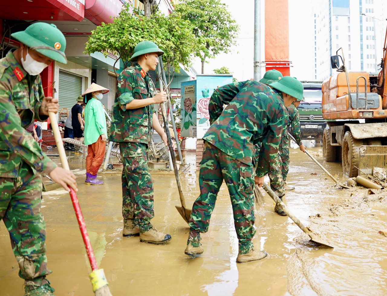 Chiến sĩ quân đội xót xa khi cùng dân dọn dẹp sau lũ: “Em buồn lắm, nhìn thảm thương quá…”- Ảnh 11.