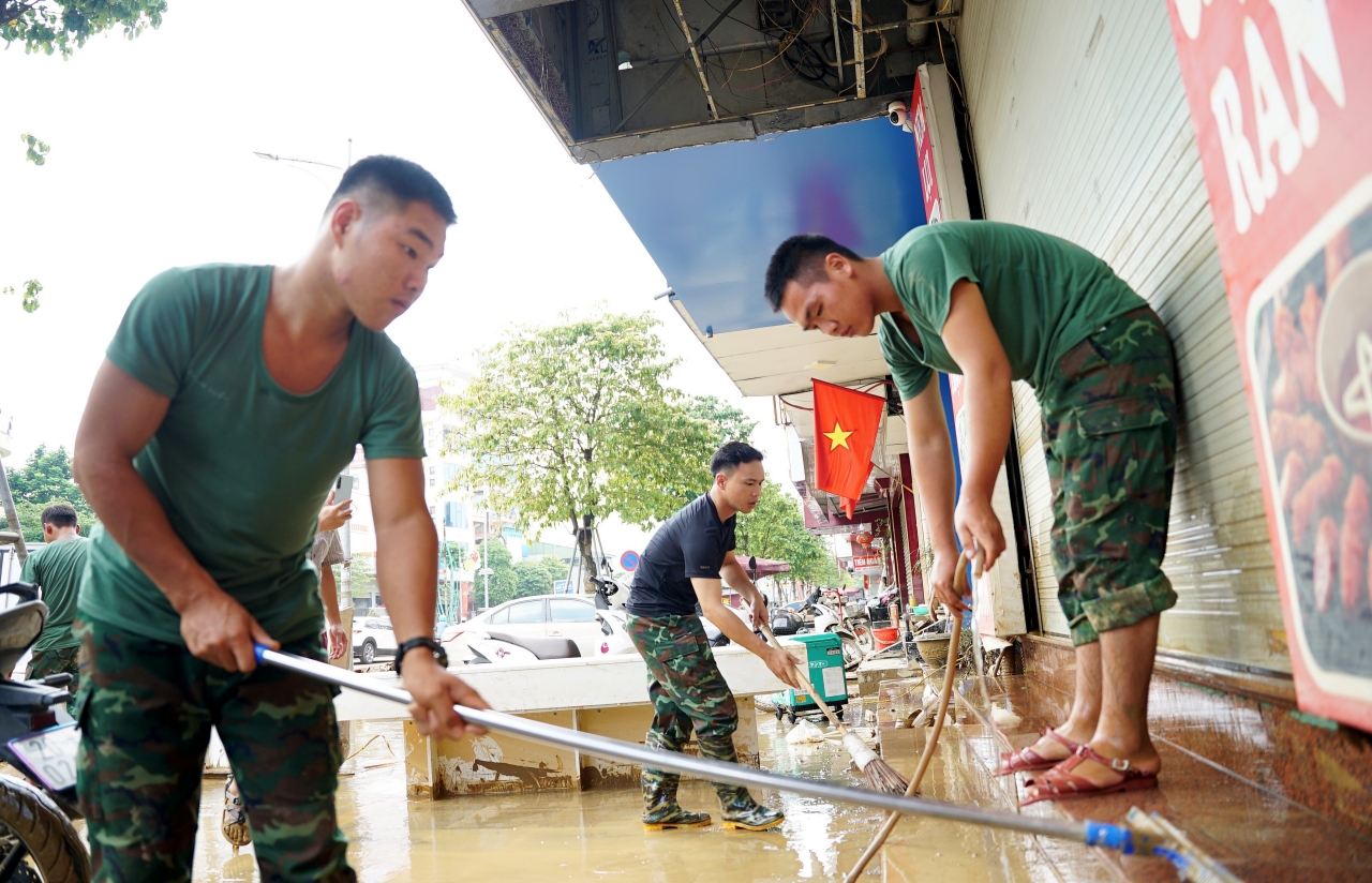 Chiến sĩ quân đội xót xa khi cùng dân dọn dẹp sau lũ: “Em buồn lắm, nhìn thảm thương quá…”- Ảnh 15.