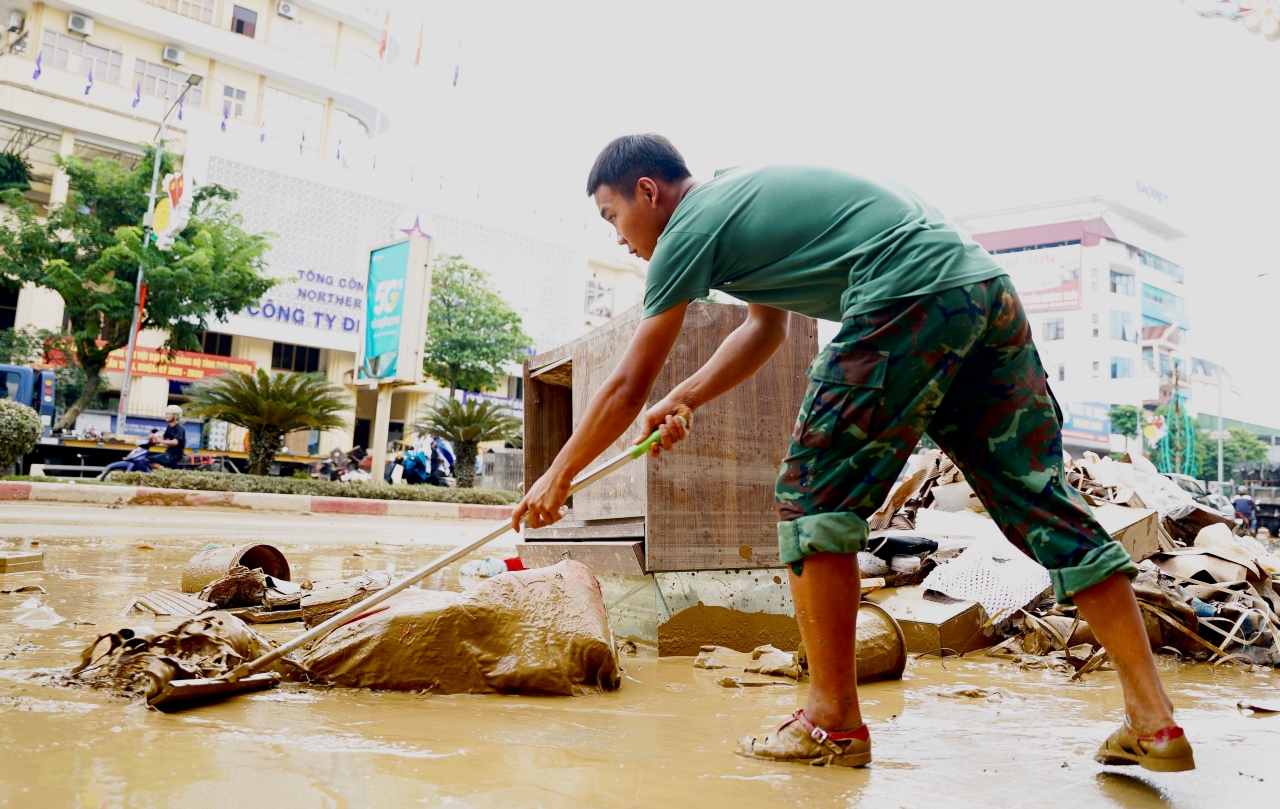 Chiến sĩ quân đội xót xa khi cùng dân dọn dẹp sau lũ: “Em buồn lắm, nhìn thảm thương quá…”- Ảnh 12.
