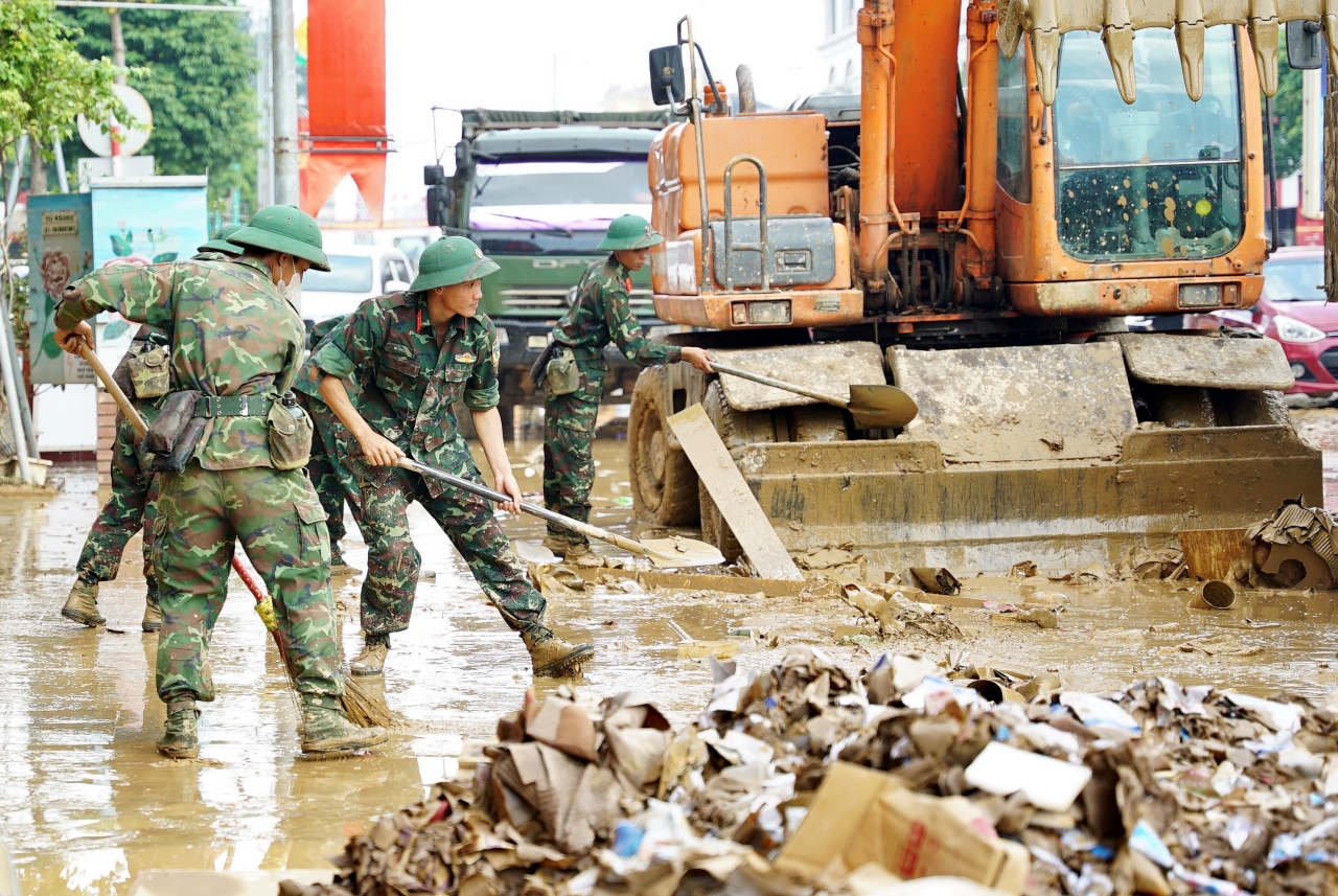 Chiến sĩ quân đội xót xa khi cùng dân dọn dẹp sau lũ: “Em buồn lắm, nhìn thảm thương quá…”- Ảnh 9.
