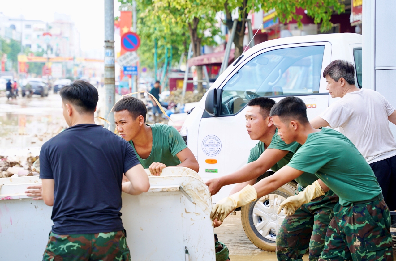 Chiến sĩ quân đội xót xa khi cùng dân dọn dẹp sau lũ: “Em buồn lắm, nhìn thảm thương quá…”- Ảnh 14.