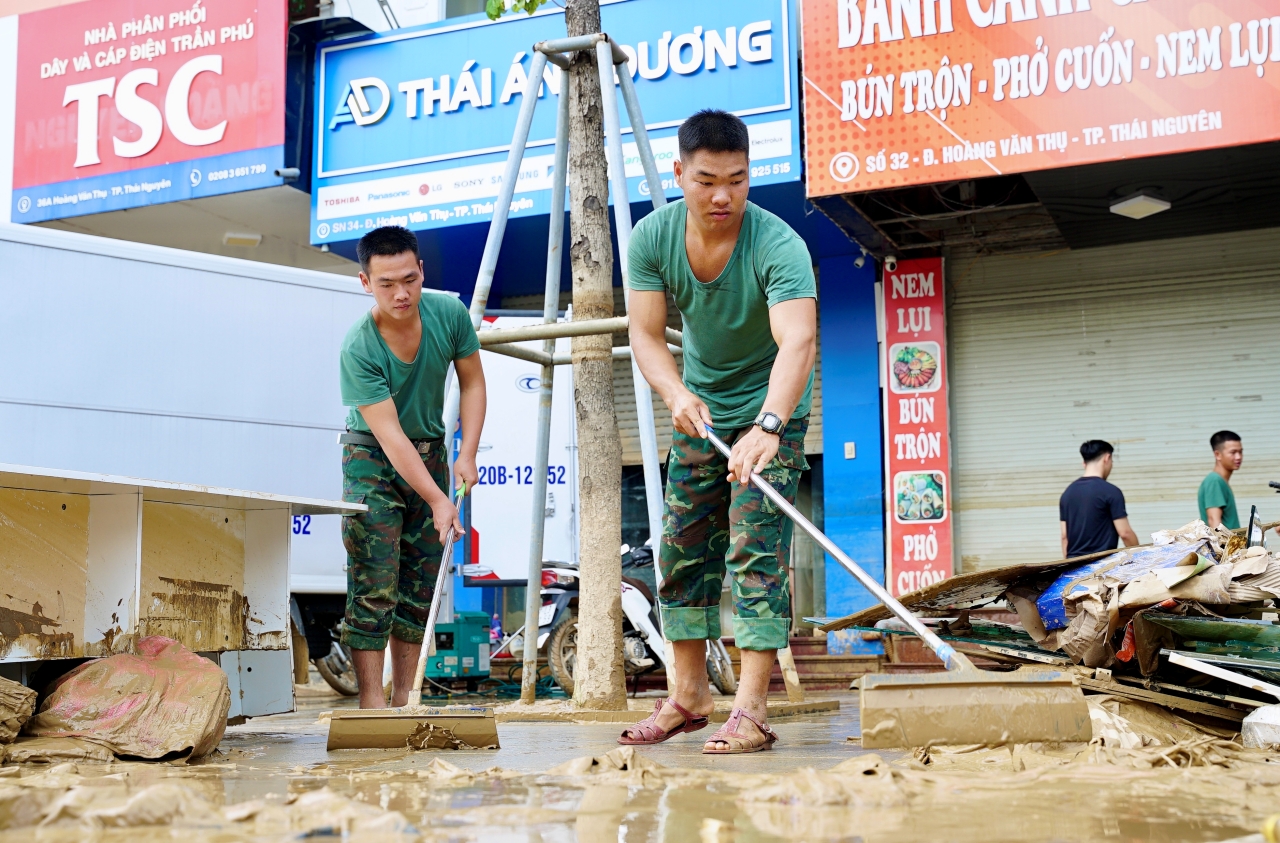 Chiến sĩ quân đội xót xa khi cùng dân dọn dẹp sau lũ: “Em buồn lắm, nhìn thảm thương quá…”- Ảnh 8.