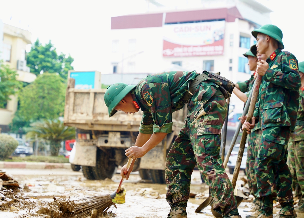 Chiến sĩ quân đội xót xa khi cùng dân dọn dẹp sau lũ: “Em buồn lắm, nhìn thảm thương quá…”- Ảnh 6.