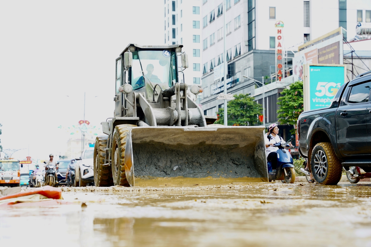 Chiến sĩ quân đội xót xa khi cùng dân dọn dẹp sau lũ: “Em buồn lắm, nhìn thảm thương quá…”- Ảnh 13.