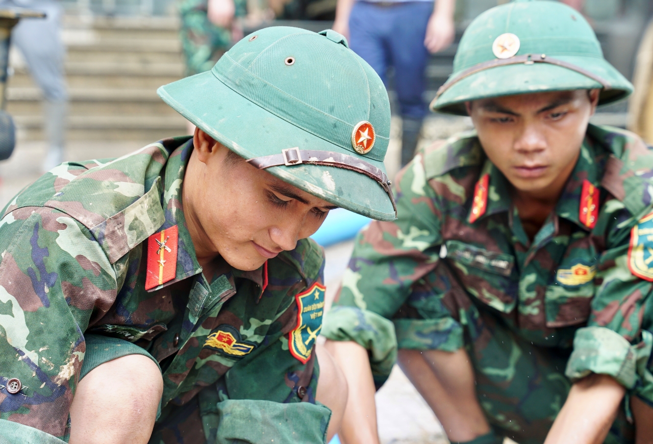 Chiến sĩ quân đội xót xa khi cùng dân dọn dẹp sau lũ: “Em buồn lắm, nhìn thảm thương quá…”- Ảnh 18.