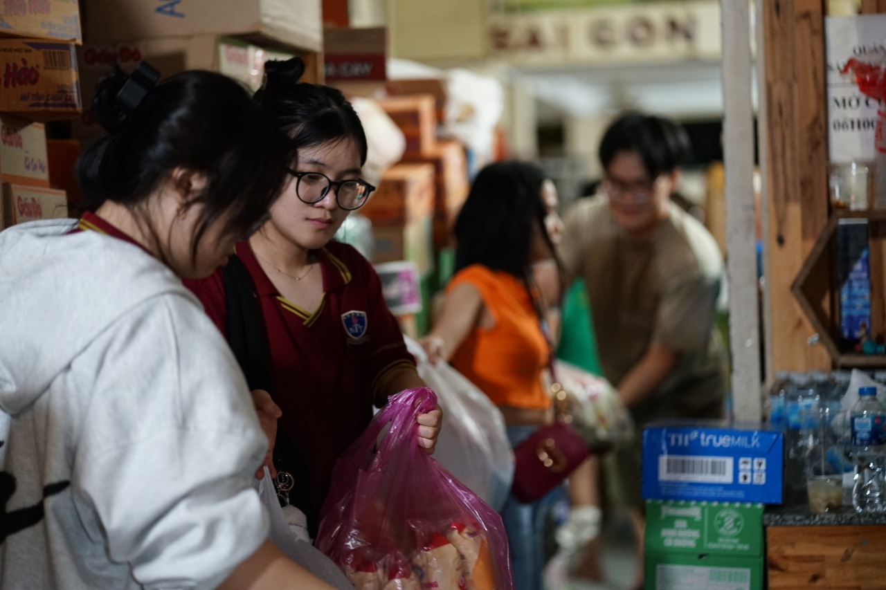 Xúc động giữa đêm TP.HCM: Người dân thức trắng, gom từng thùng hàng gửi ra vùng lũ miền Bắc- Ảnh 7.
