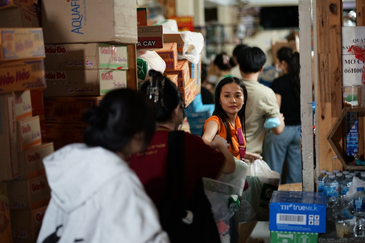 Xúc động giữa đêm TP.HCM: Người dân thức trắng, gom từng thùng hàng gửi ra vùng lũ miền Bắc- Ảnh 10.