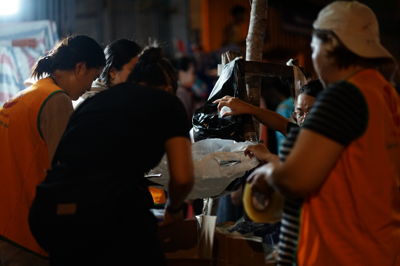 Xúc động giữa đêm TP.HCM: Người dân thức trắng, gom từng thùng hàng gửi ra vùng lũ miền Bắc- Ảnh 3.