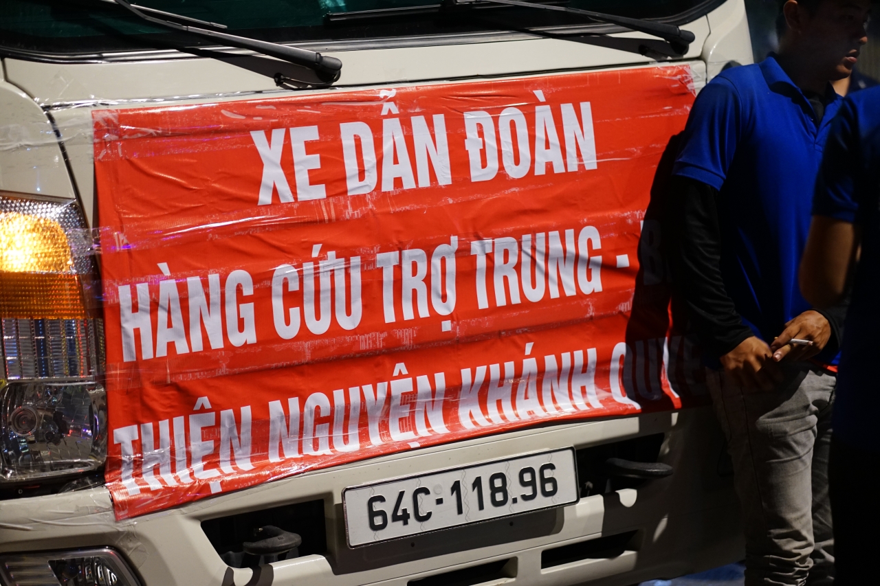 Xúc động giữa đêm TP.HCM: Người dân thức trắng, gom từng thùng hàng gửi ra vùng lũ miền Bắc- Ảnh 4.