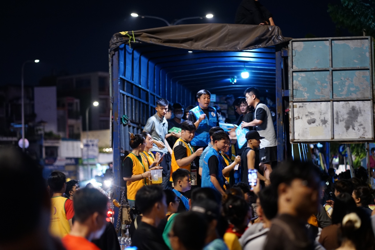 Xúc động giữa đêm TP.HCM: Người dân thức trắng, gom từng thùng hàng gửi ra vùng lũ miền Bắc- Ảnh 1.