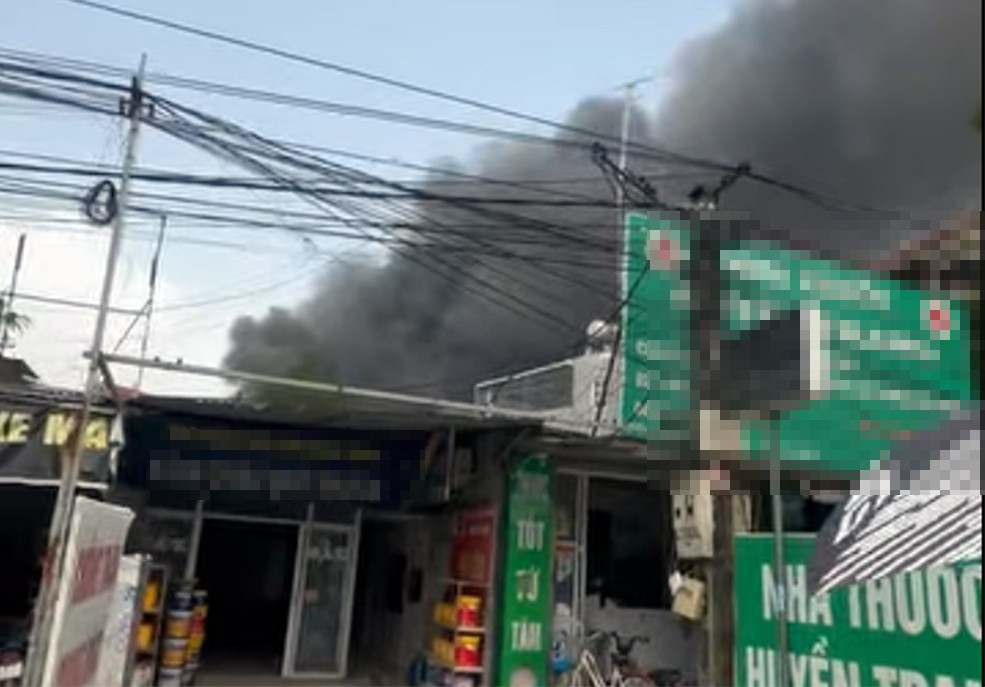Kho chứa ở ngoại thành Hà Nội bốc cháy ngùn ngụt sau tiếng nổ lớn- Ảnh 1.