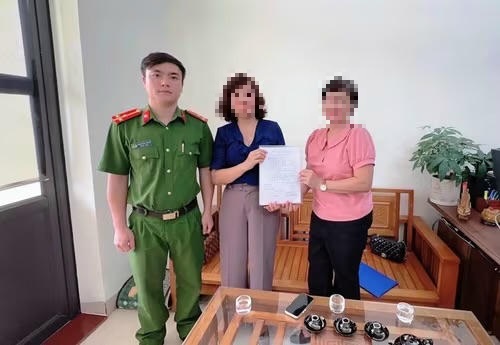 Tài khoản ngân hàng bất ngờ nhận được 20 tỷ đồng, người phụ nữ lập tức nhờ công an xác minh: Số tiền trên là do một công ty tại Hà Nội chuyển nhầm- Ảnh 1.