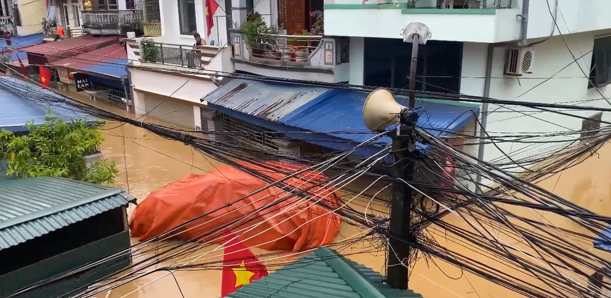 2 ô tô bọc bạt trôi theo nước lũ ở Thái Nguyên đã được tìm thấy: Hé lộ tình trạng xe- Ảnh 2.