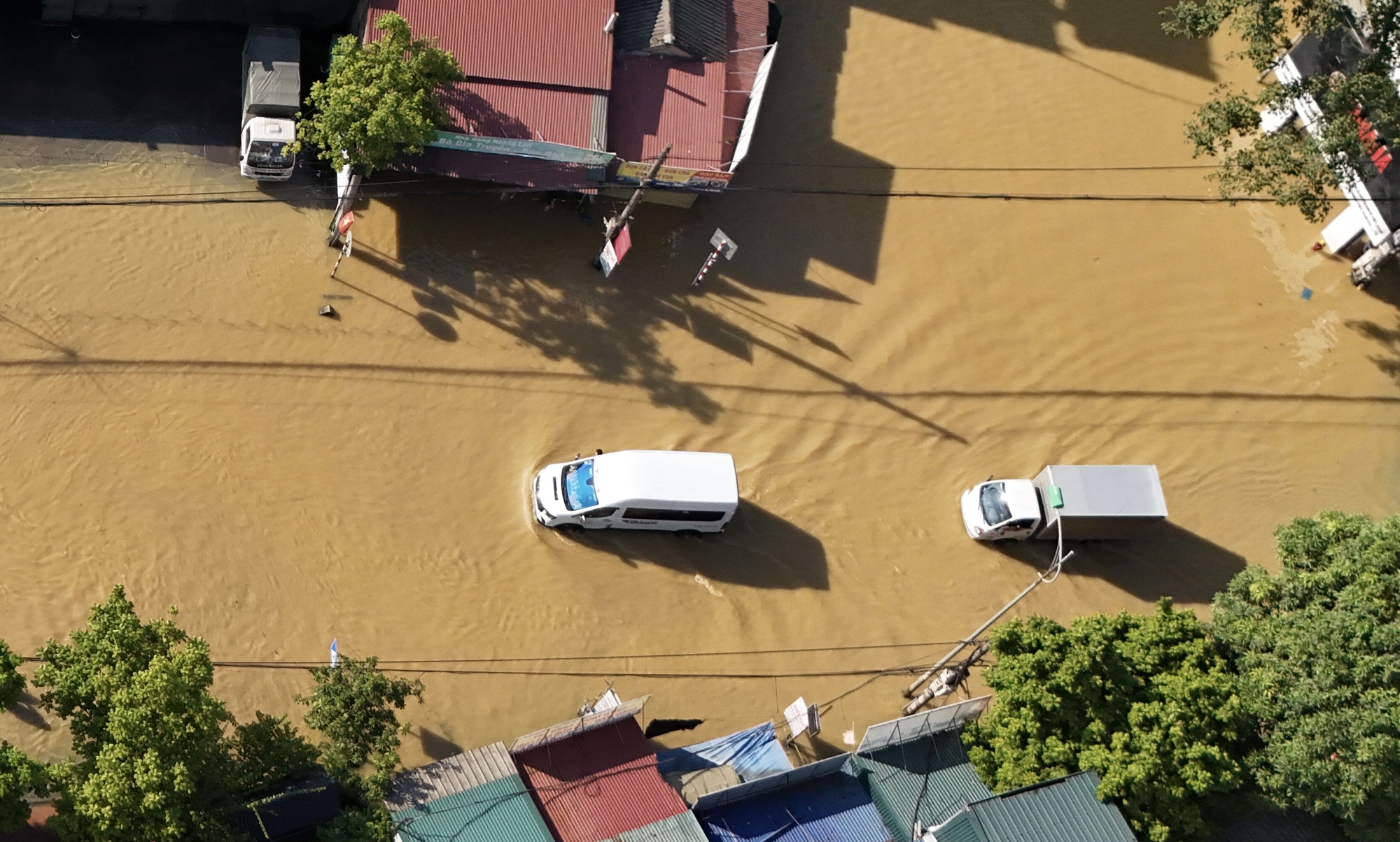 Nhìn từ flycam: Nước sông tràn bờ, quốc lộ ngăn cách, một vùng rộng lớn ở Hà Nội chìm trong biển nước- Ảnh 3.