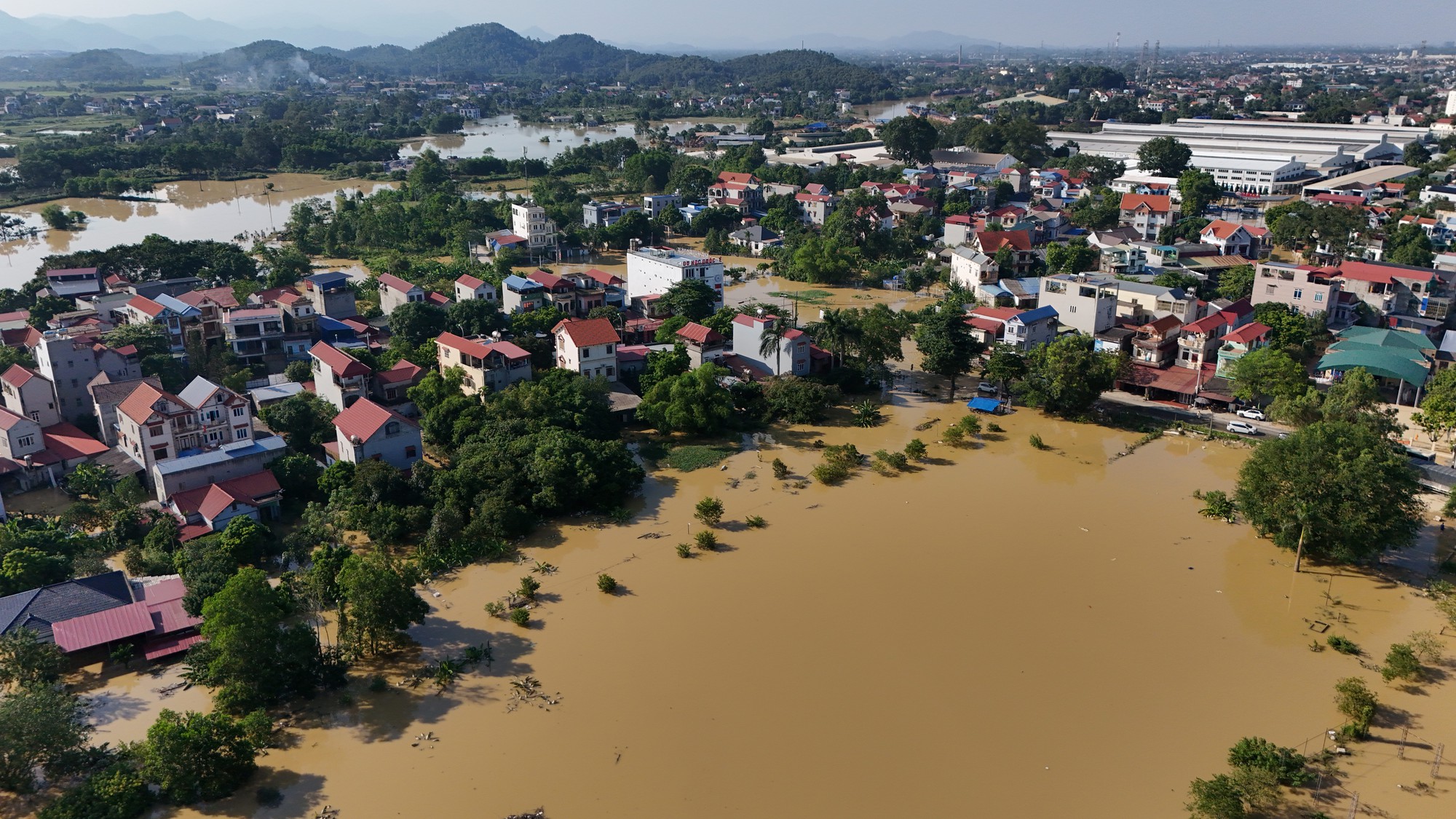 Nhìn từ flycam: Nước sông tràn bờ, quốc lộ ngăn cách, một vùng rộng lớn ở Hà Nội chìm trong biển nước- Ảnh 5.