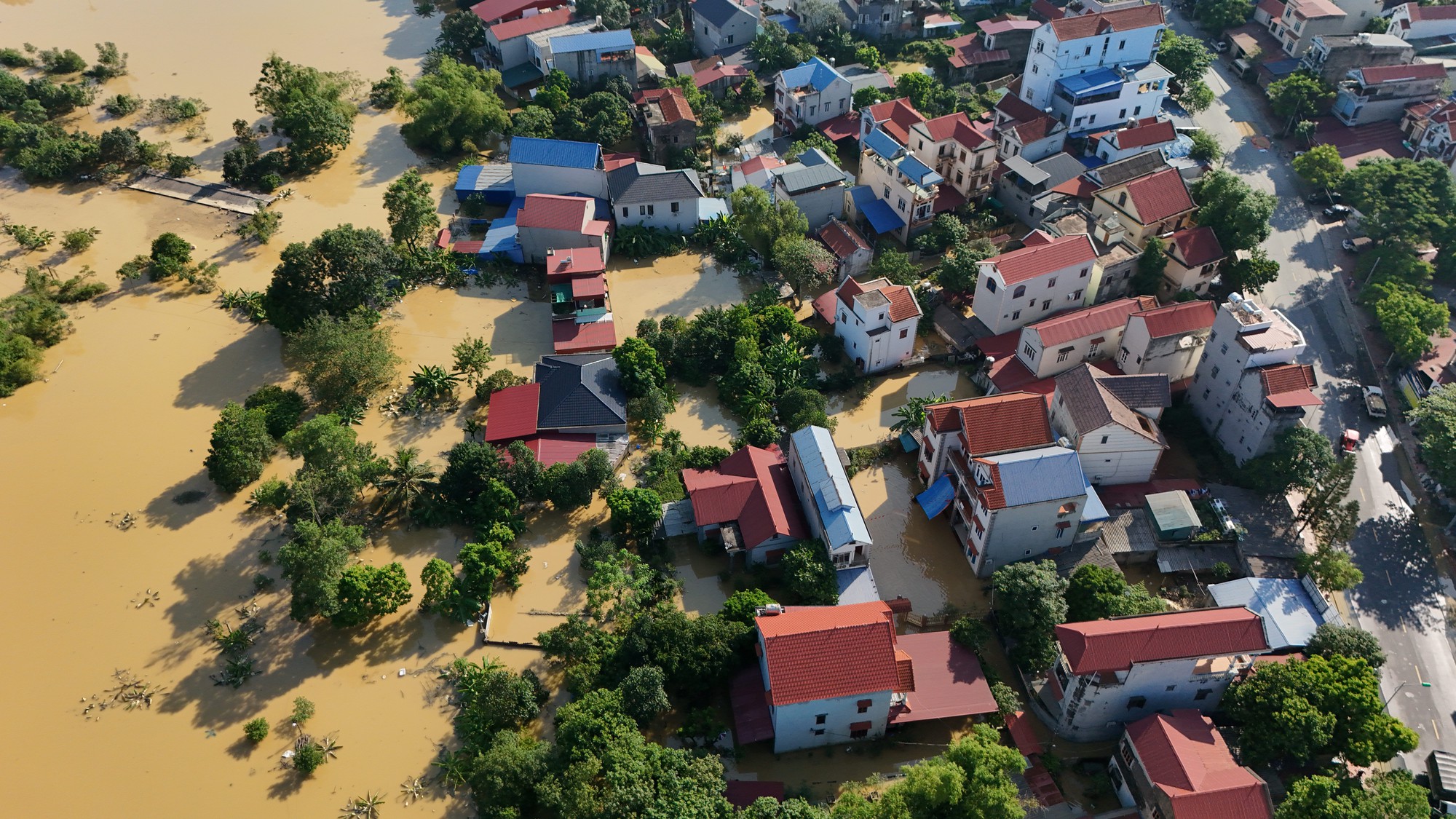 Nhìn từ flycam: Nước sông tràn bờ, quốc lộ ngăn cách, một vùng rộng lớn ở Hà Nội chìm trong biển nước- Ảnh 7.