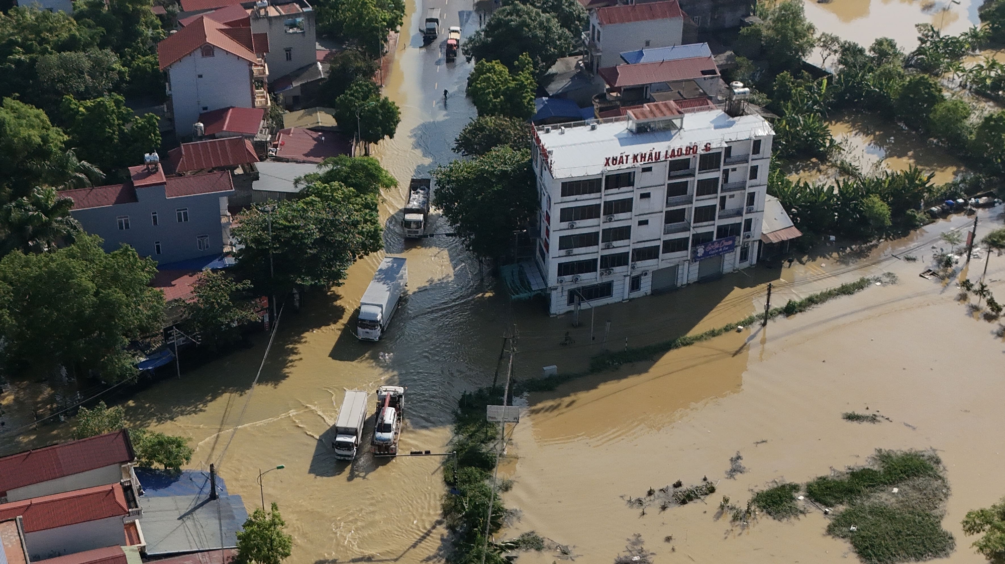 Nhìn từ flycam: Nước sông tràn bờ, quốc lộ ngăn cách, một vùng rộng lớn ở Hà Nội chìm trong biển nước- Ảnh 8.