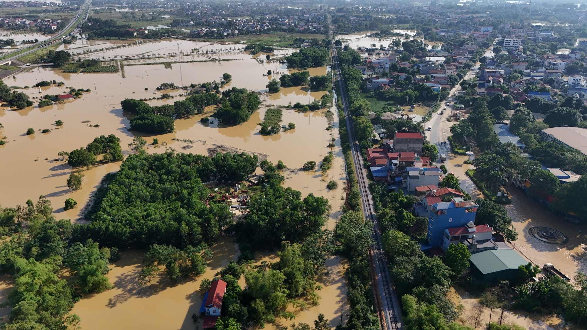 Nhìn từ flycam: Nước sông tràn bờ, quốc lộ ngăn cách, một vùng rộng lớn ở Hà Nội chìm trong biển nước- Ảnh 10.