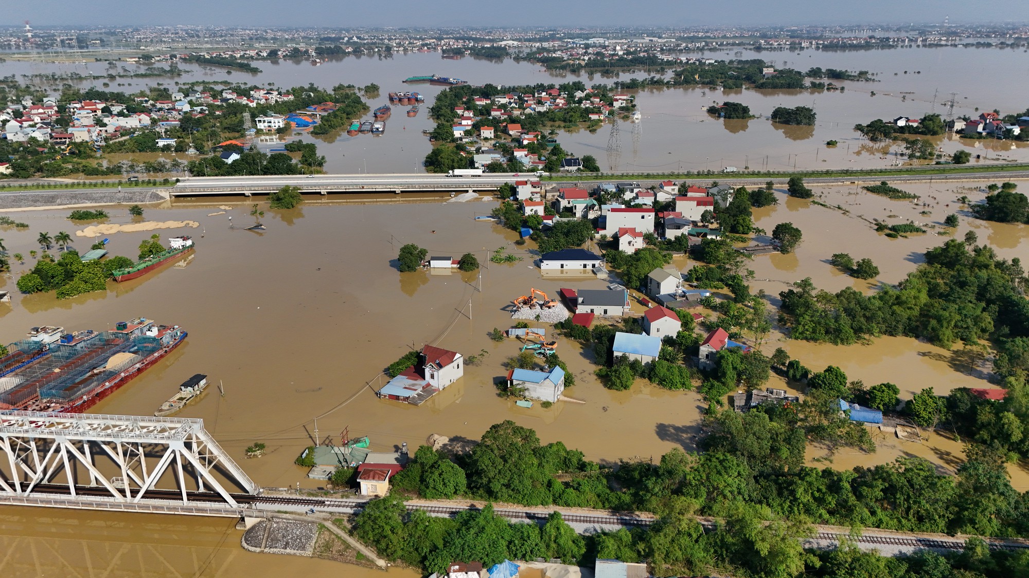 Nhìn từ flycam: Nước sông tràn bờ, quốc lộ ngăn cách, một vùng rộng lớn ở Hà Nội chìm trong biển nước- Ảnh 13.
