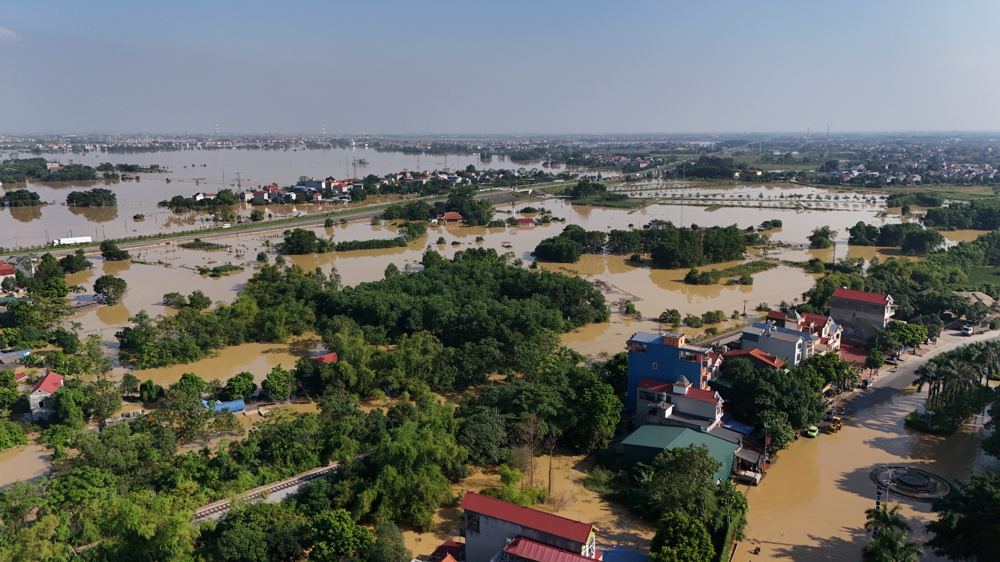 Nhìn từ flycam: Nước sông tràn bờ, quốc lộ ngăn cách, một vùng rộng lớn ở Hà Nội chìm trong biển nước- Ảnh 15.