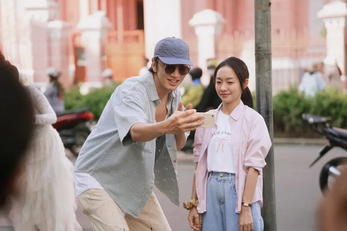 Clip: Sao hạng A Hàn Quốc công khai hôn bạn gái người Việt trước mặt cả nghìn fan, chuyện gì vậy trời?- Ảnh 5.